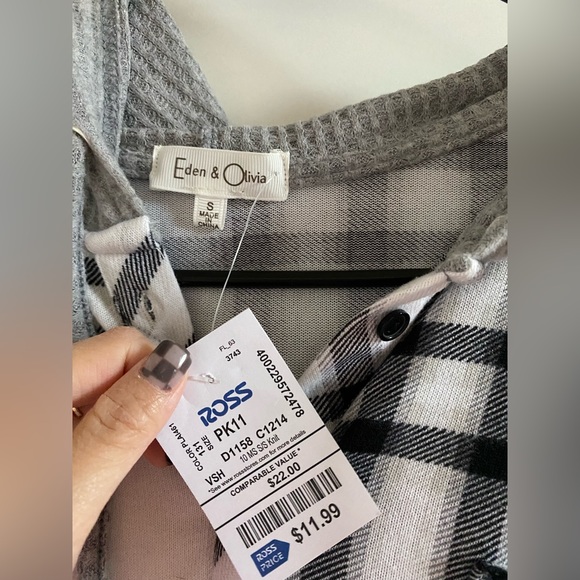 NWT Eden and Olivia Flannel with hood - Picture 2 of 3